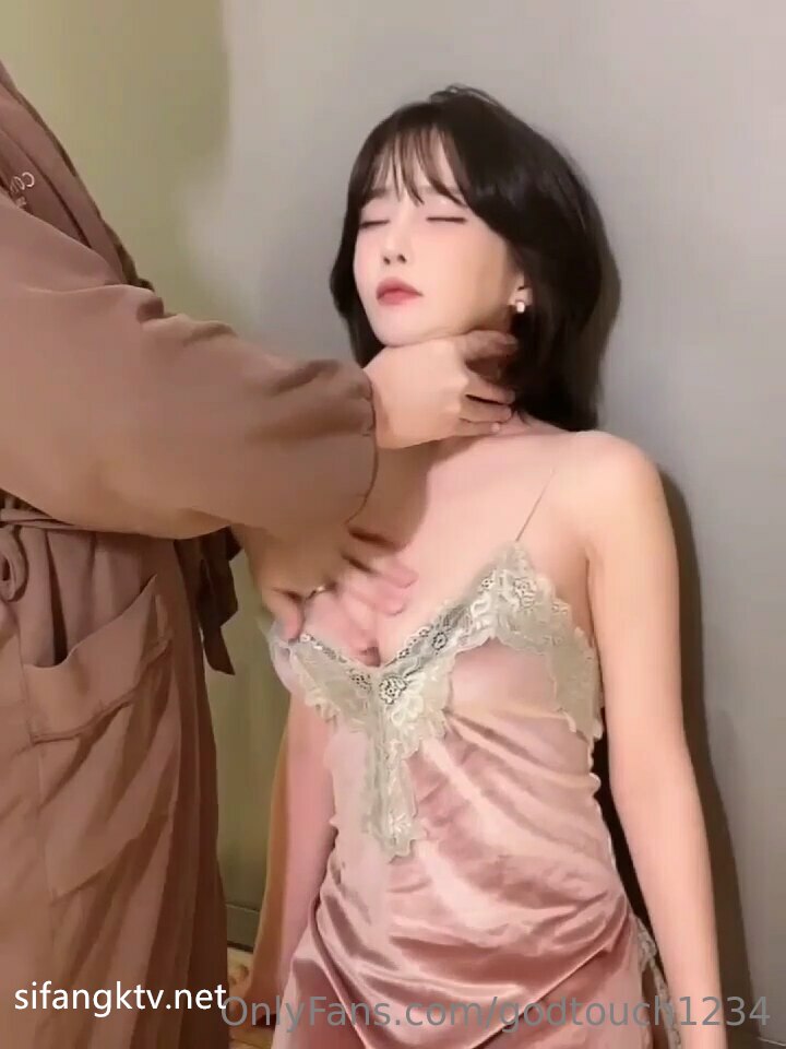 皮肤白皙长发美女主播豹纹短裙网袜脱光光跳蛋自慰秀